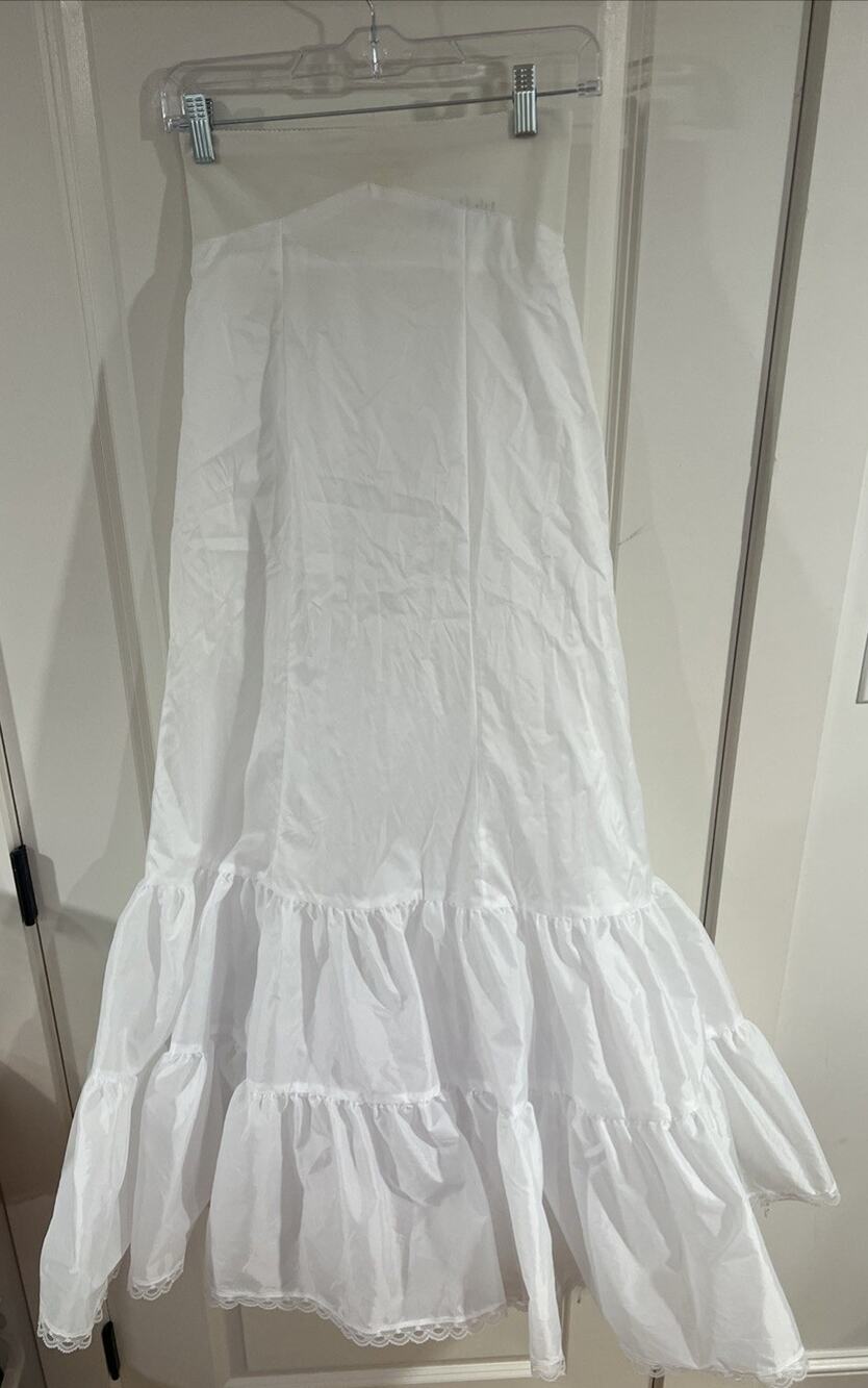 Petticoat, fit and flare slip style 550. The 2-tiered silhouette size 6